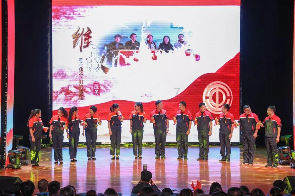 亚当玩高尔夫